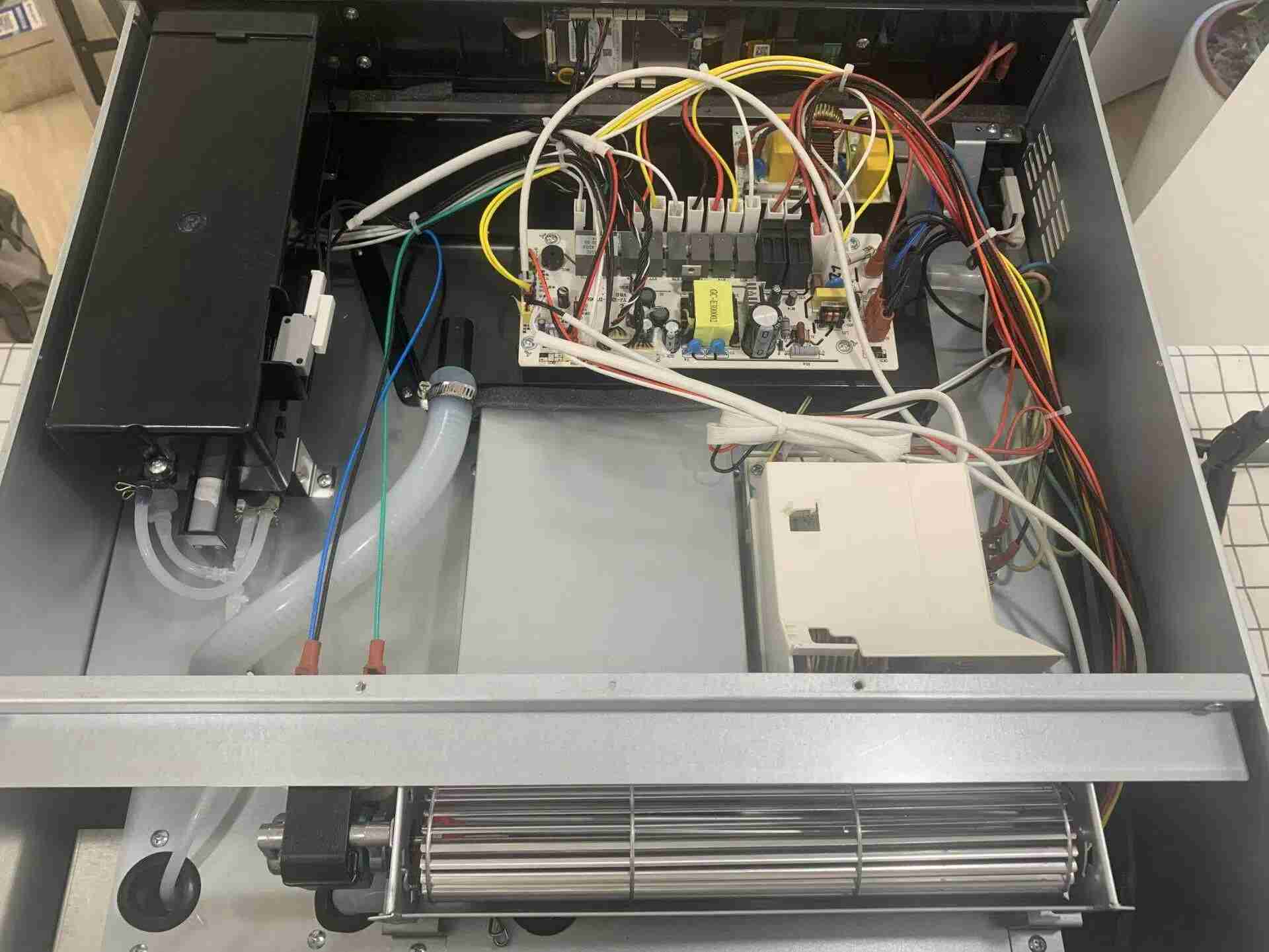 Der ChungFo-Querstromlüfter verbessert die Kühlleistung eines führenden Mikrowellen-Dampfgarer-Kombigeräts.